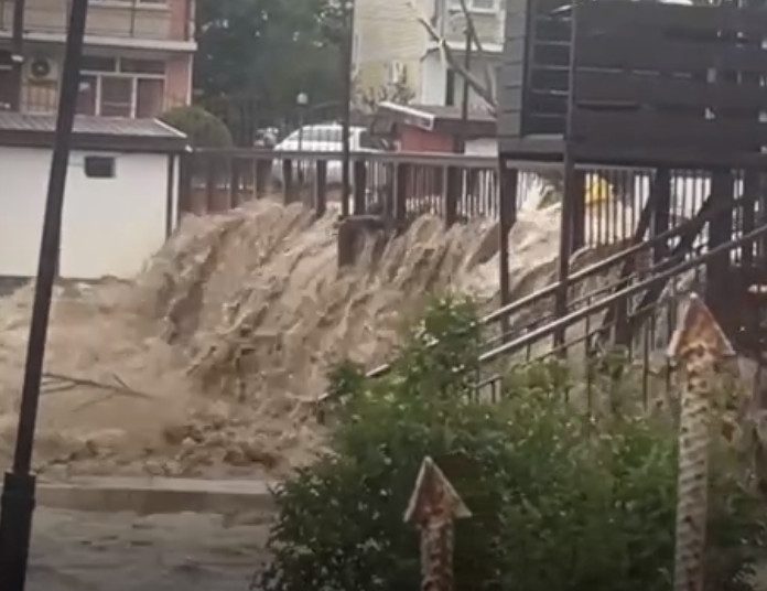 В четырех населенных пунктах Туапсинского района ввели режим ЧС из-за проливных дождей