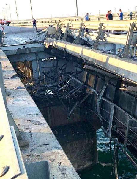 Крымский мост был атакован надводными беспилотниками. В результате теракта погибли два человека
