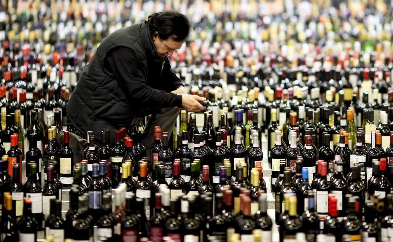 Таможня призывает клеить акцизные марки на алкоголь в России вместо Латвии