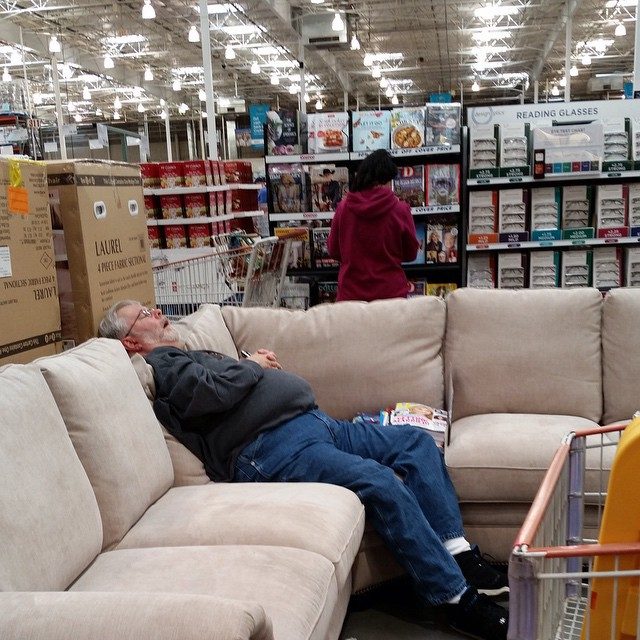 Мужчины, уставшие ходить с женой по магазинам