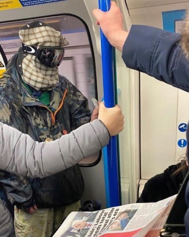 Ржачные маски пассажиров метро