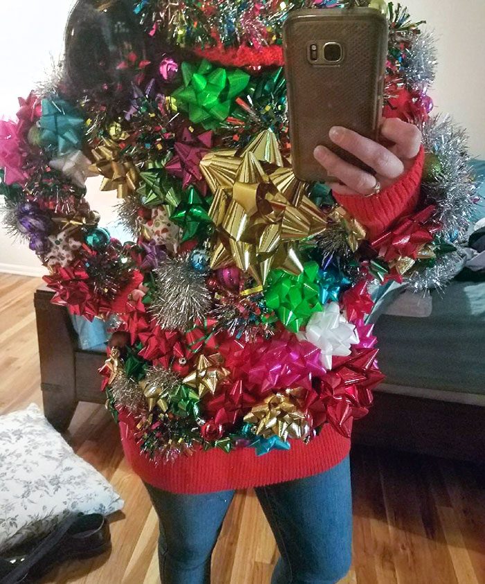 «Уродливые» рождественские свитеры, которые люди надели, чтобы повеселить себя и других