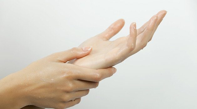 Как сохранить молодость кожи рук