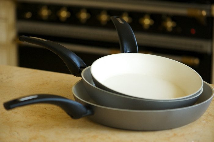 Прощай нагар: 5 эффективных способов, которые помогут очистить любую сковороду
