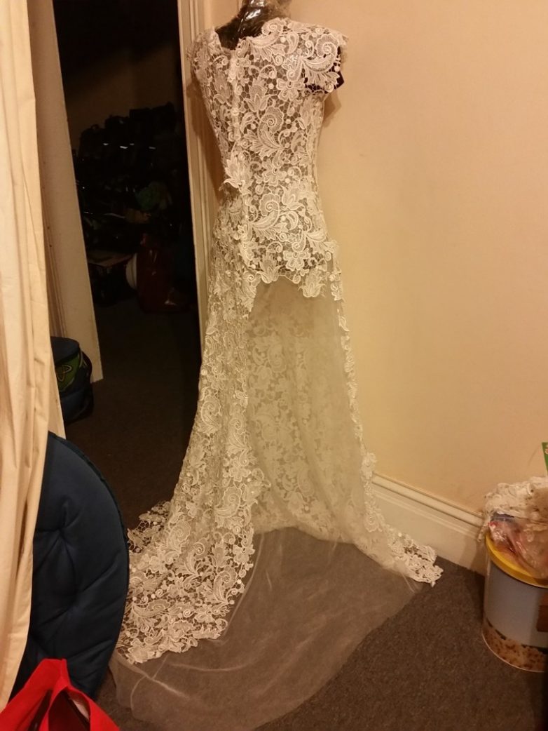 Невеста сама сшила себе свадебное платье
