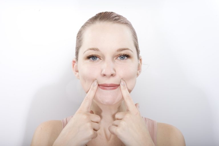Эта зарядка для лица поможет поднять уголки губ без визита к врачу