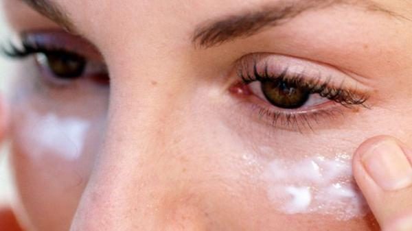 Как правильно наносить крем для зоны вокруг глаз
