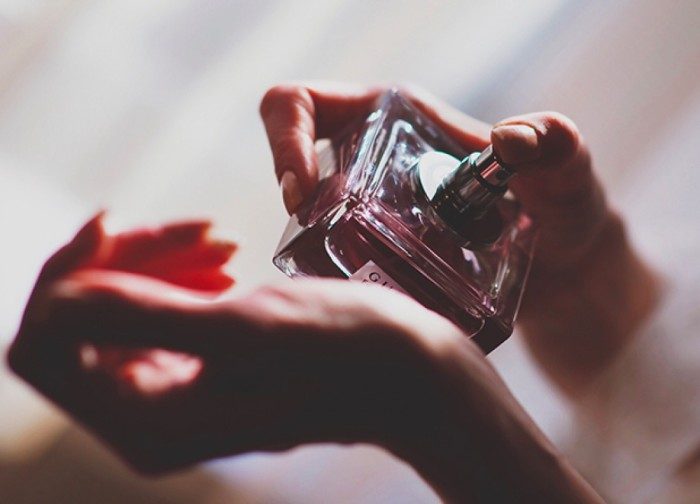 Как правильно пользоваться парфюмом, чтобы шлейф был длинным, а запах стойким