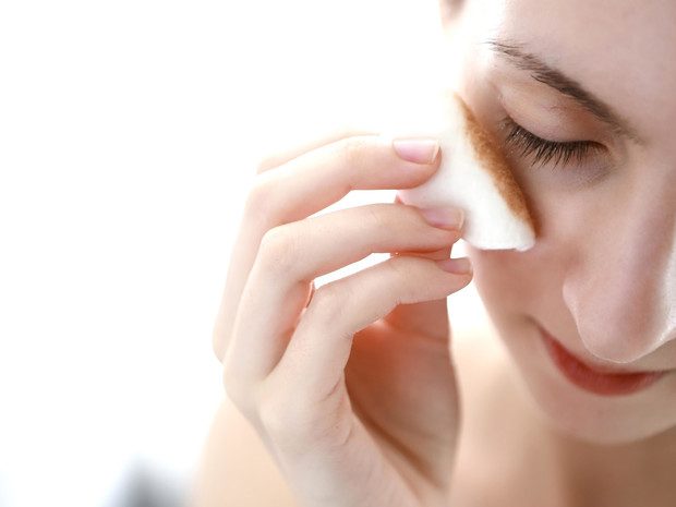 6 ошибок, которые вредят коже при удалении макияжа