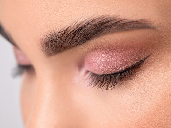 Как правильно скорректировать форму глаз с помощью макияжа