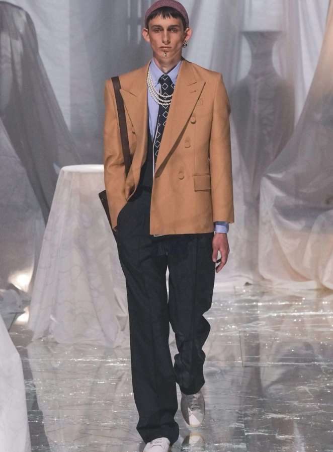 Как и с чем носить мужской галстук модной девушке