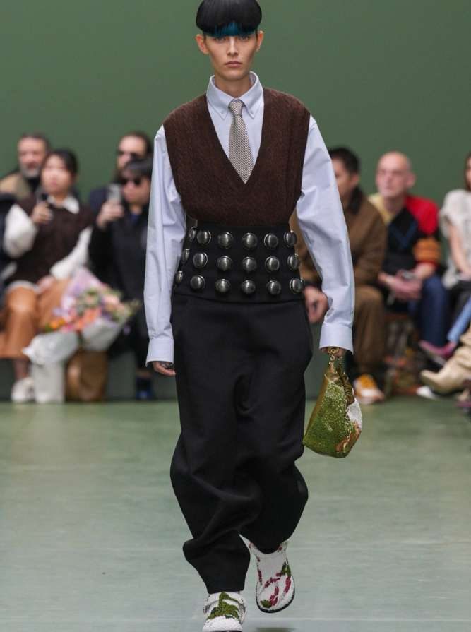 Как и с чем носить мужской галстук модной девушке