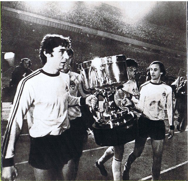 1975-год-Анатолий-Коньков-и-Владимир-Веремеев-несут-Суперкубок-Европы