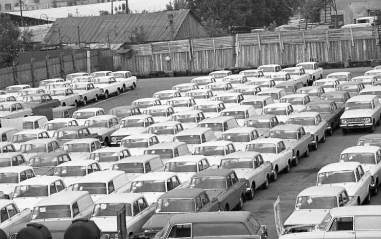 Советские автомобили на площадках готовой продукции