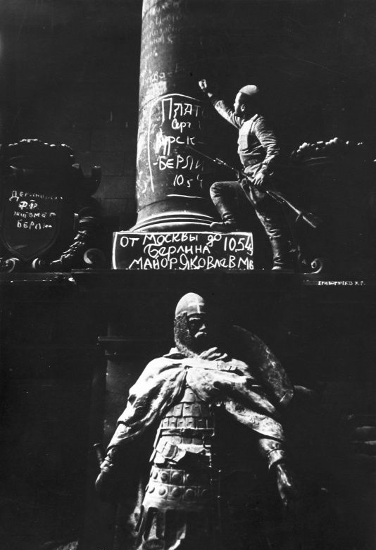 «Автографы» советских солдат на стенах Рейхстага