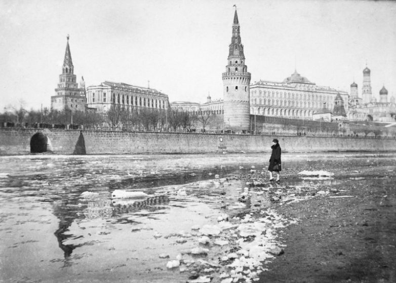Почему в СССР так и не переименовали Москву?