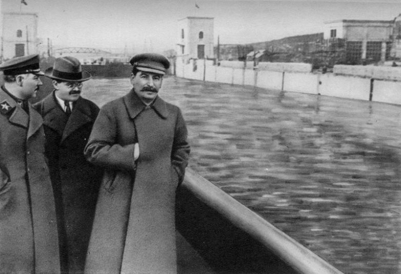 Как в СССР людей с фотографий удаляли