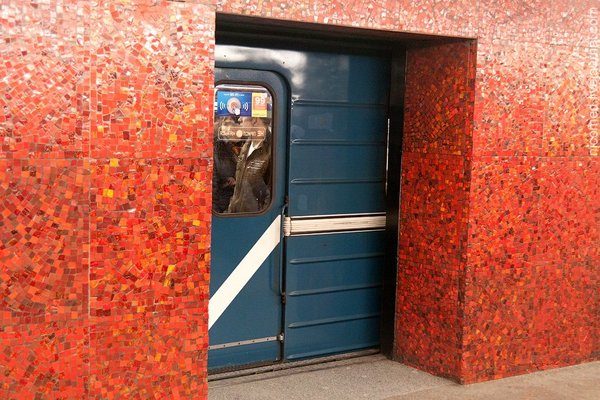 Для чего в Ленинградском метро строили станции с дверьми на платформе?