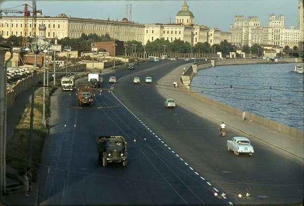 14 тёплых фотографий с автомобилями времен СССР