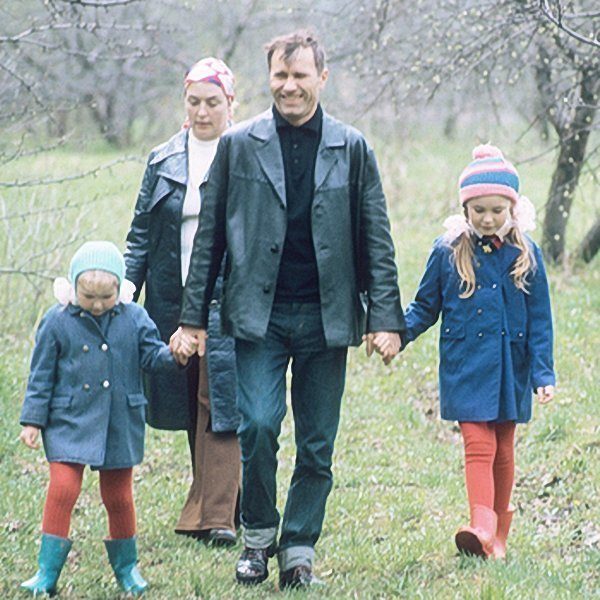 Василий Шукшин с семьёй во время загородной прогулки