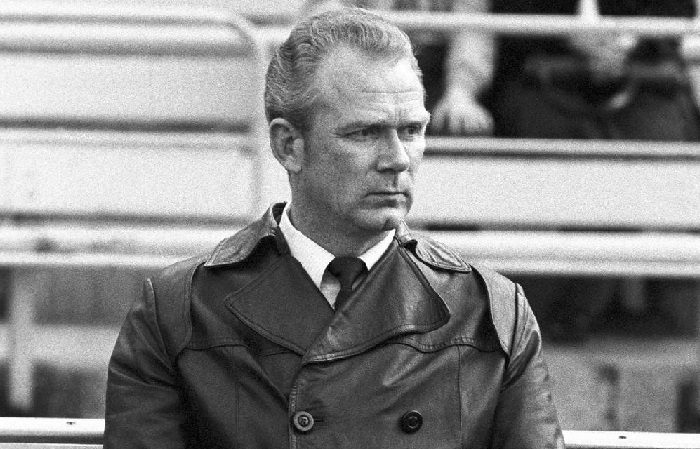 Почему самый титулованный тренер СССР Валерий Лобановский сам штопал свои костюмы?