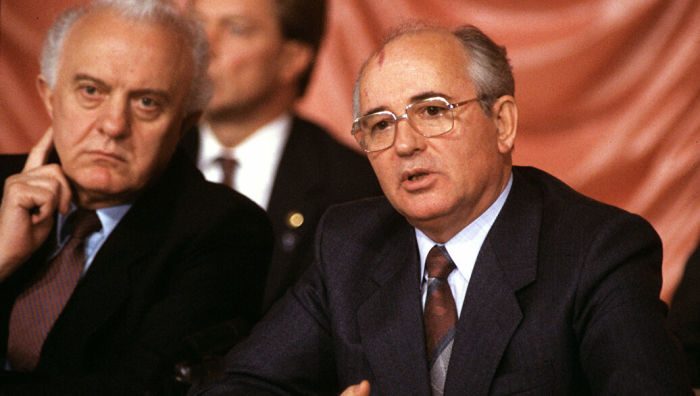 Как Горбачёв подарил США часть акватории СССР в северных морях