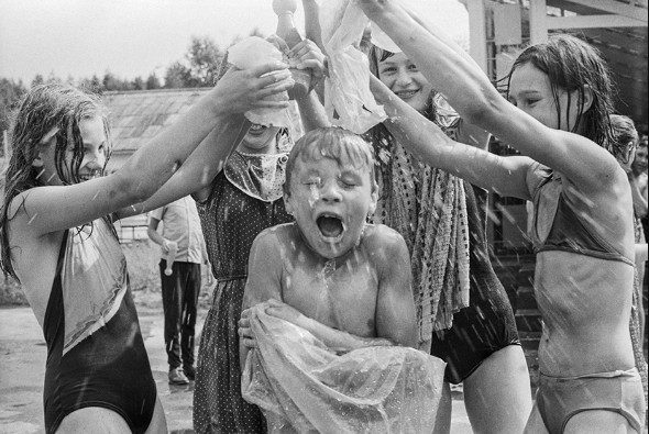 Дискотеки и приключения после отбоя: как отдыхали дети в советских пионерлагерях