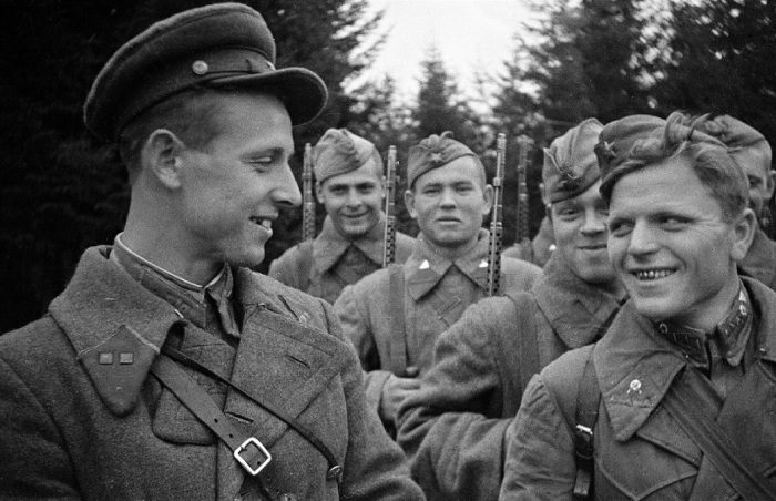 Почему советские солдаты носили пилотки, хотя толку от них было мало?