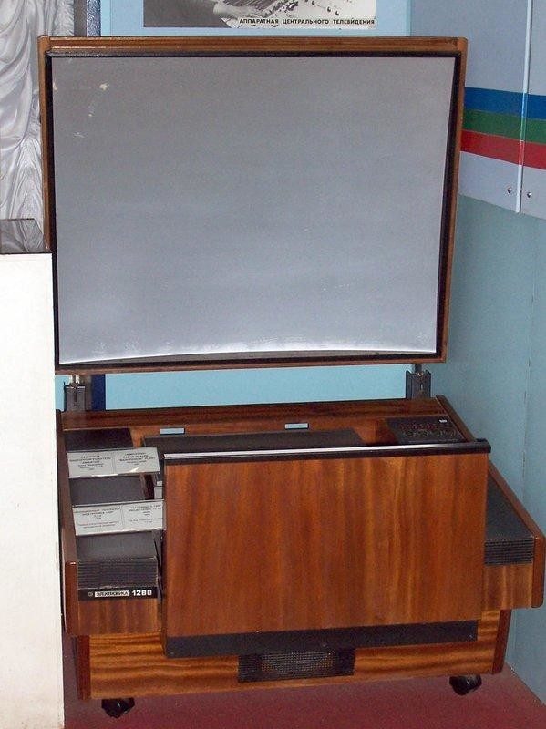 Советский цветной телевизор с плоским экраном 1959 года