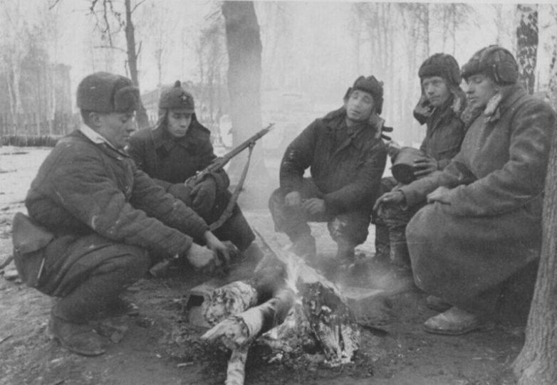 Как, ночуя на снегу, выживали бойцы Красной армии?