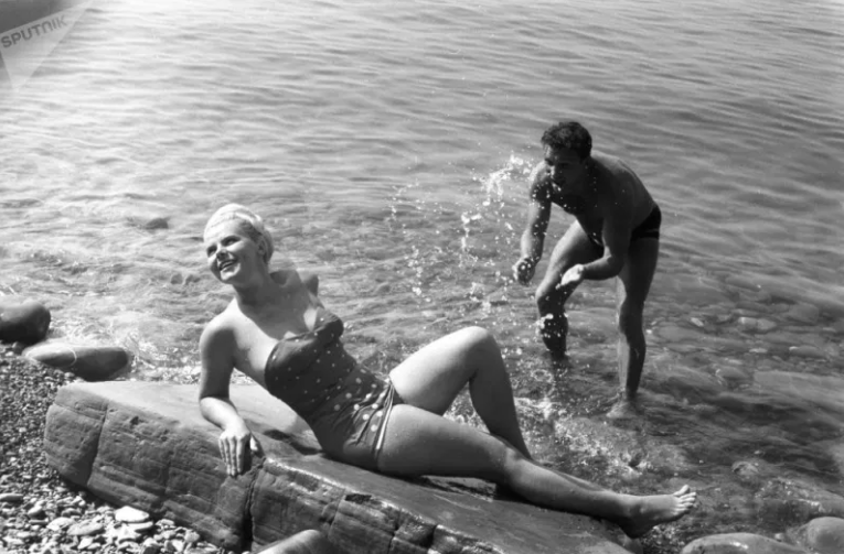Советские женщины и мужчины на пляже