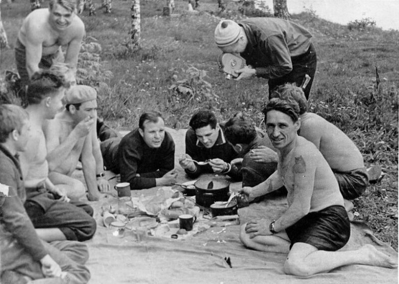 Как советские люди выезжали по выходным на пикник