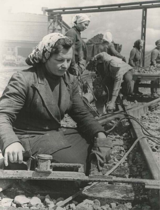 Советские женщины на неженских профессиях