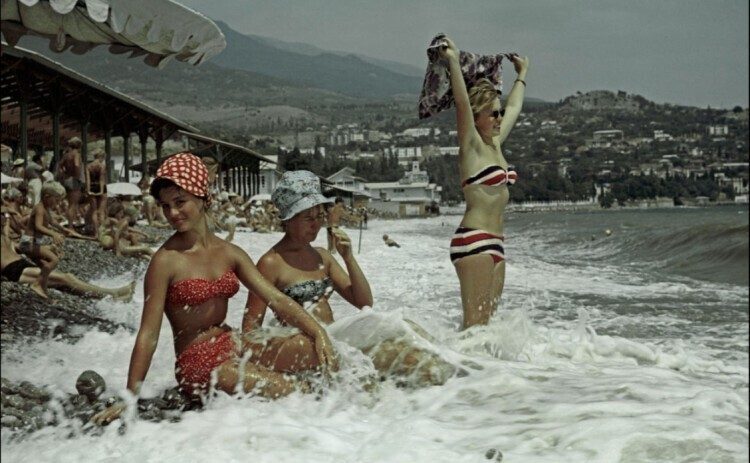 Советские девушки и море