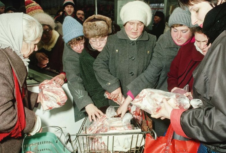 Как добывали дефицитные товары в Советском Союзе