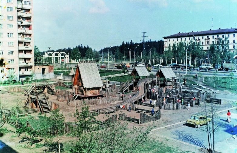 Игровые площадки в советских дворах
