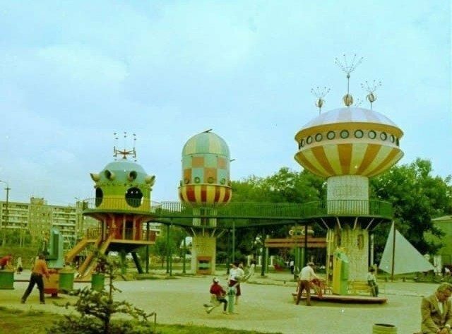 Игровые площадки в советских дворах