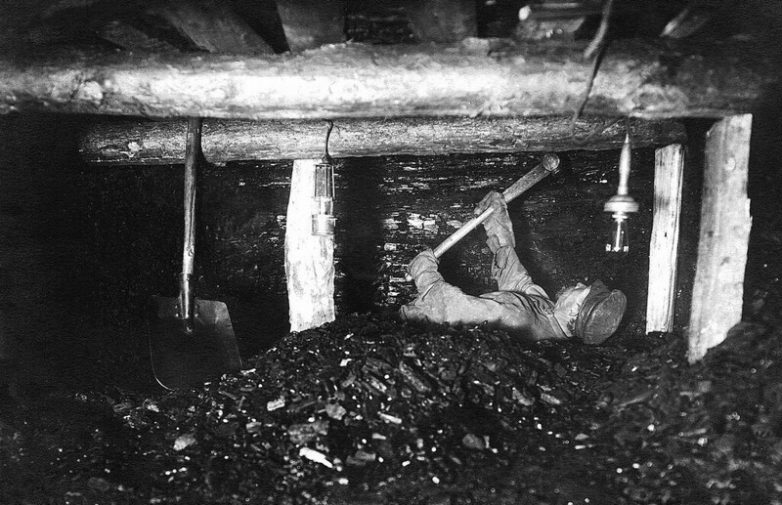 Жизнь советского шахтёра: от героя страны в 30-е до нищеты в 90-е