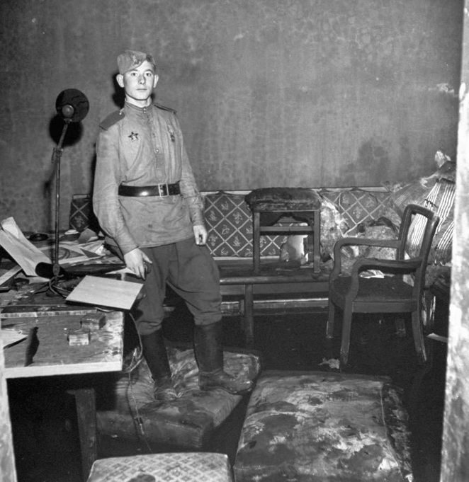 Жуткие фотографии бункера Гитлера и руин Берлина