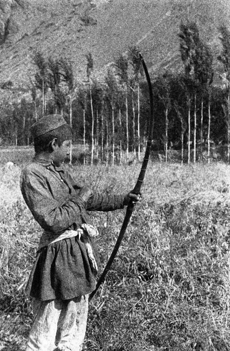 Лук и стрелы в руках у советских граждан