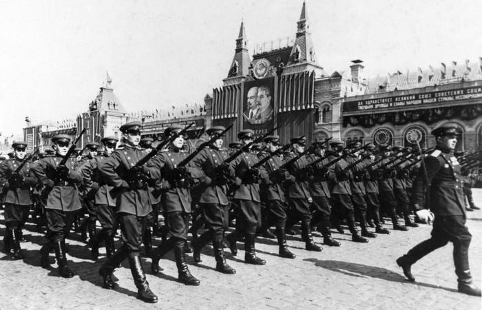 Как Красная армия стала Советской армией?