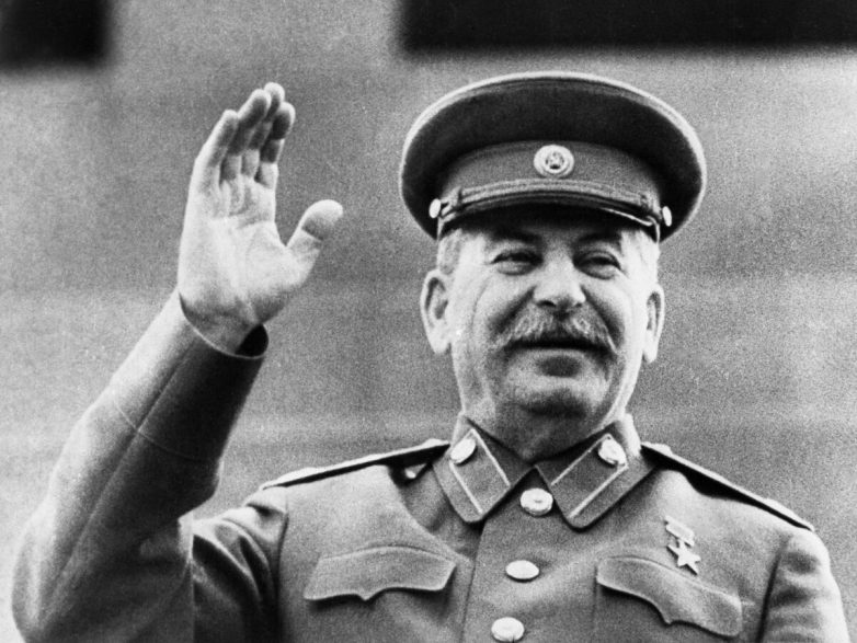 Какими словами товарищ Сталин обычно заканчивал пословицу «Кто старое помянет, тому глаз вон»?