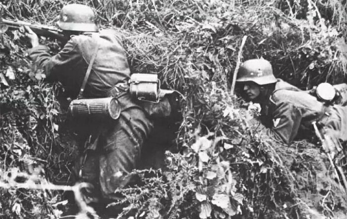 Что за странные цилиндры носили на себе немецкие солдаты?