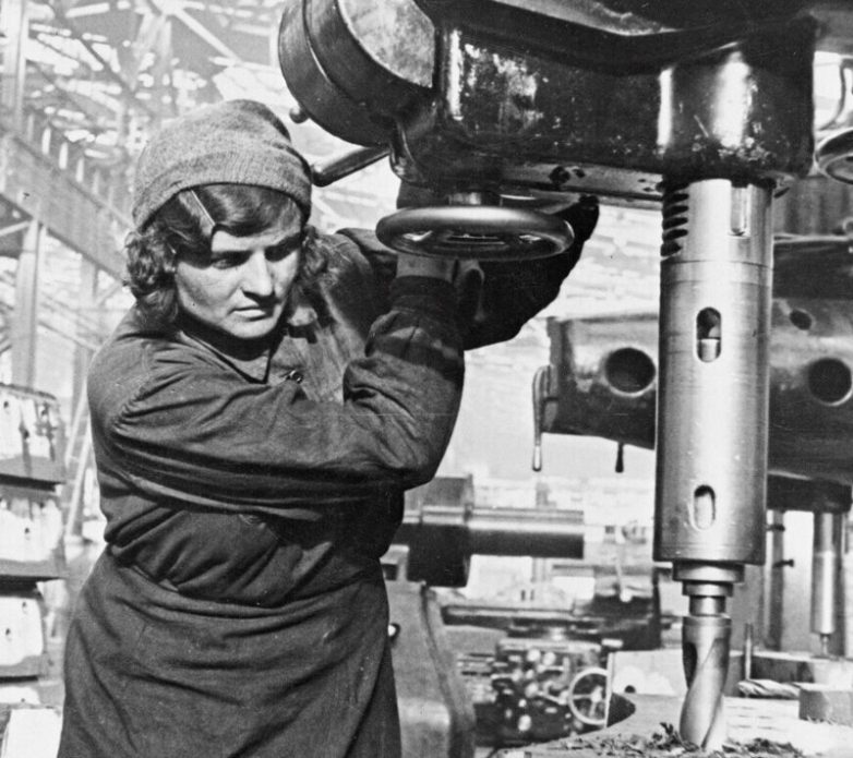 Пронзительные снимки о советских женщинах и их трудовом подвиге во время войны