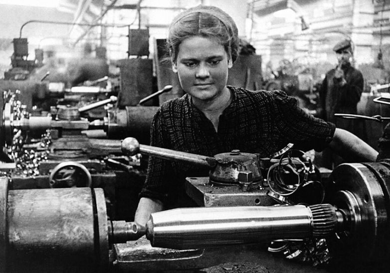 Пронзительные снимки о советских женщинах и их трудовом подвиге во время войны