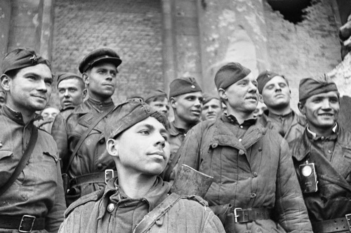 Как советские солдаты пили за Победу с личным водителем Гитлера