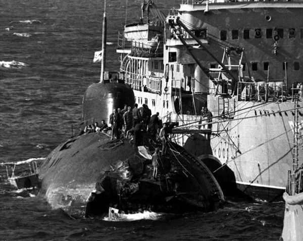 Как советская подводная лодка вспорола брюхо американскому авианосцу