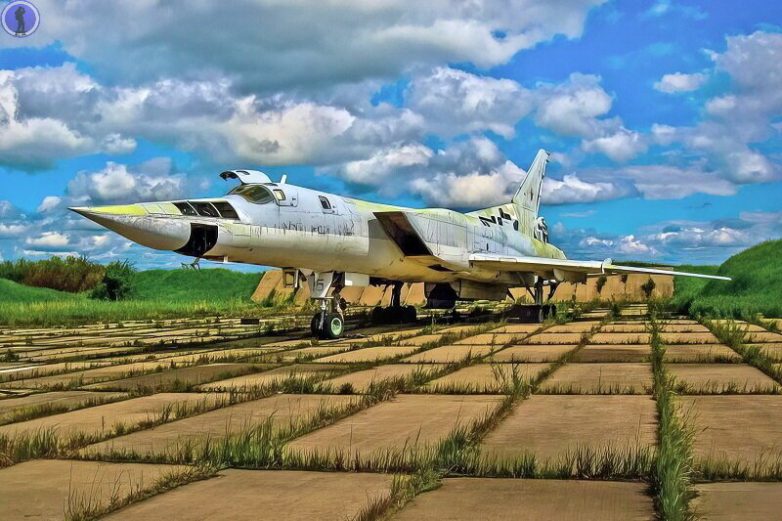 Заброшенные дальние ракетоносцы Ту-22М3 на бывшей военной авиабазе Воздвиженка до распила на металлолом