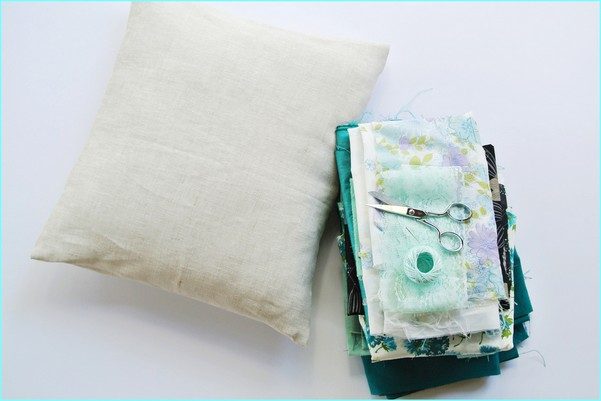 Как обновить подушки используя цветы из ткани