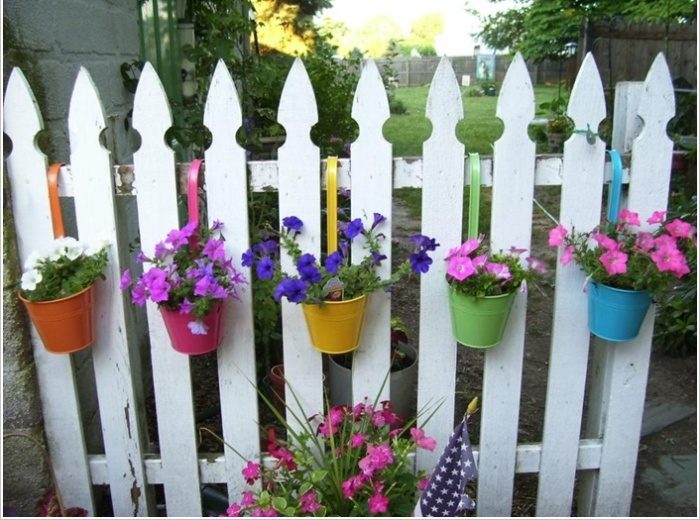 9 чудесных идей дизайна кашпо с цветами для садовой изгороди